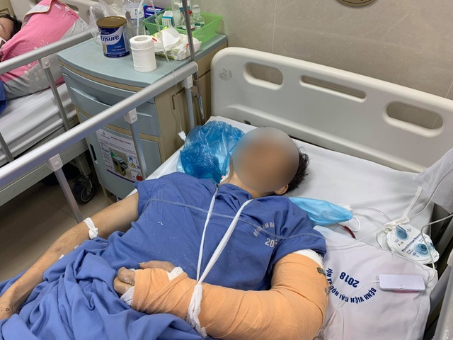 Vụ bước hụt chân rơi 3m ở sảnh thang máy: Ai chịu trách nhiệm? - 1 Vụ bước hụt chân rơi 3m ở sảnh thang máy: Ai chịu trách nhiệm? - 1