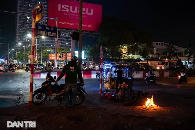 Mùa đông gõ cửa, người Hà Nội đốt lửa sưởi ấm giữa đêm giá lạnh - 8 Mùa đông gõ cửa, người Hà Nội đốt lửa sưởi ấm giữa đêm giá lạnh - 8