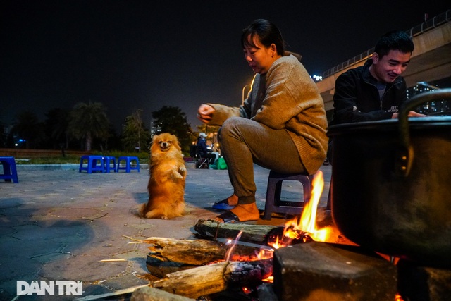 Mùa đông gõ cửa, người Hà Nội đốt lửa sưởi ấm giữa đêm giá lạnh - 5 Mùa đông gõ cửa, người Hà Nội đốt lửa sưởi ấm giữa đêm giá lạnh - 5