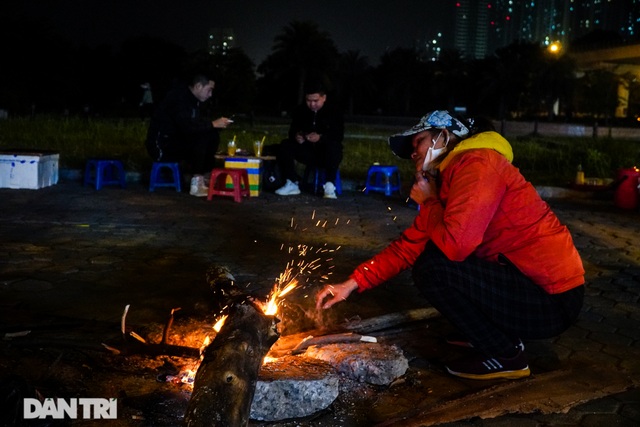 Mùa đông gõ cửa, người Hà Nội đốt lửa sưởi ấm giữa đêm giá lạnh - 1 Mùa đông gõ cửa, người Hà Nội đốt lửa sưởi ấm giữa đêm giá lạnh - 1