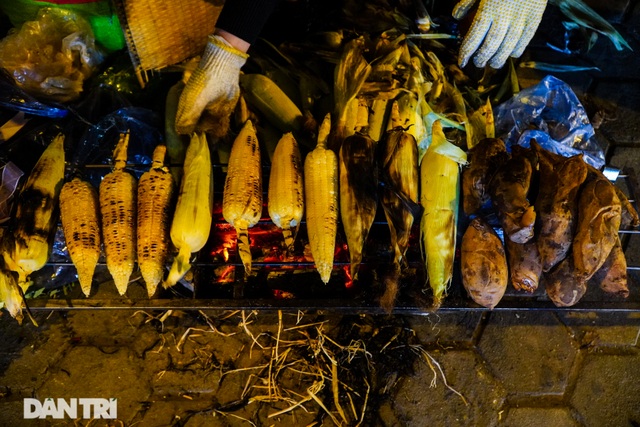 Mùa đông gõ cửa, người Hà Nội đốt lửa sưởi ấm giữa đêm giá lạnh - 10 Mùa đông gõ cửa, người Hà Nội đốt lửa sưởi ấm giữa đêm giá lạnh - 10