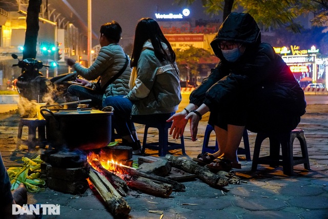 Mùa đông gõ cửa, người Hà Nội đốt lửa sưởi ấm giữa đêm giá lạnh - 11 Mùa đông gõ cửa, người Hà Nội đốt lửa sưởi ấm giữa đêm giá lạnh - 11