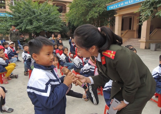 500 giáo viên và học sinh được tuyên truyền Phòng, chống xâm hại trẻ em - 2 500 giáo viên và học sinh được tuyên truyền Phòng, chống xâm hại trẻ em - 2