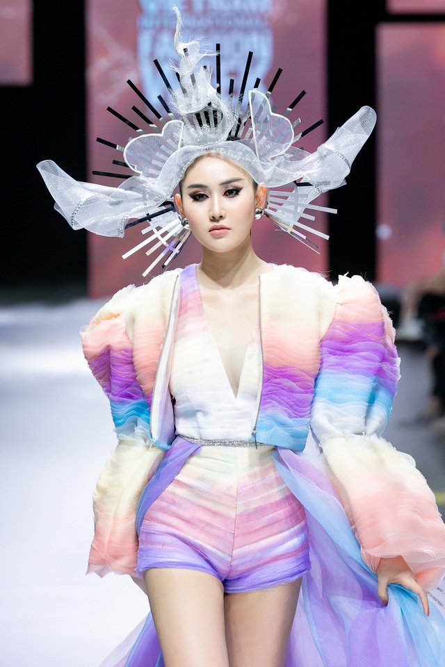 Bị ngã tóe máu trên sàn tập, Trúc Ny vẫn nén đau trình diễn catwalk