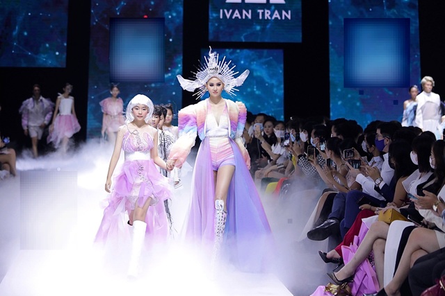 Bị ngã tóe máu trên sàn tập, Trúc Ny vẫn nén đau trình diễn catwalk