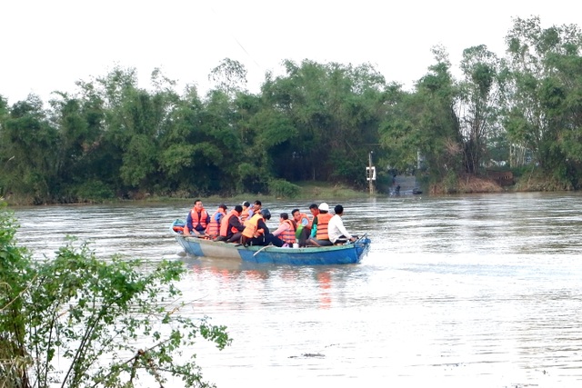 Hundreds of households living in the middle of the Thu Bon river are waiting for a bridge - 1