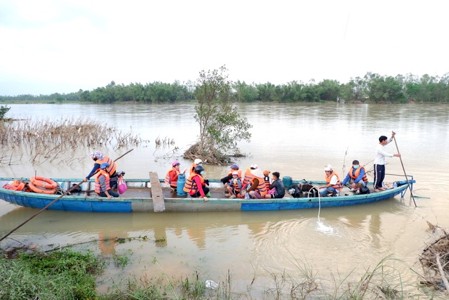 Hundreds of households living in the middle of the Thu Bon river are waiting for a bridge - 2