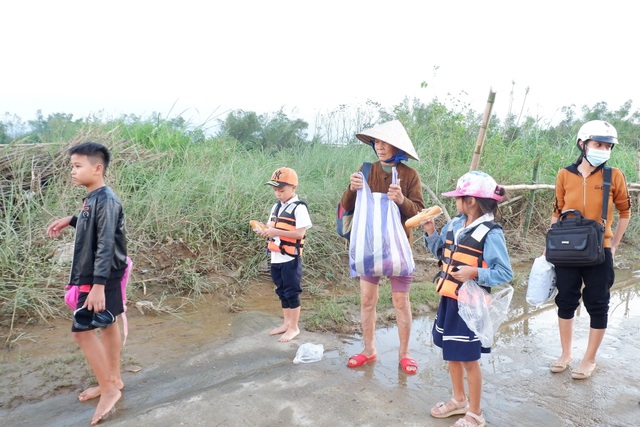 Hundreds of households living in the middle of the Thu Bon river are waiting for a bridge - 3