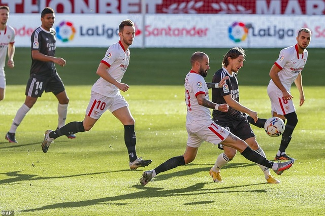 Real Madrid đánh bại Sevilla nhờ bàn phản lưới nhà - 11