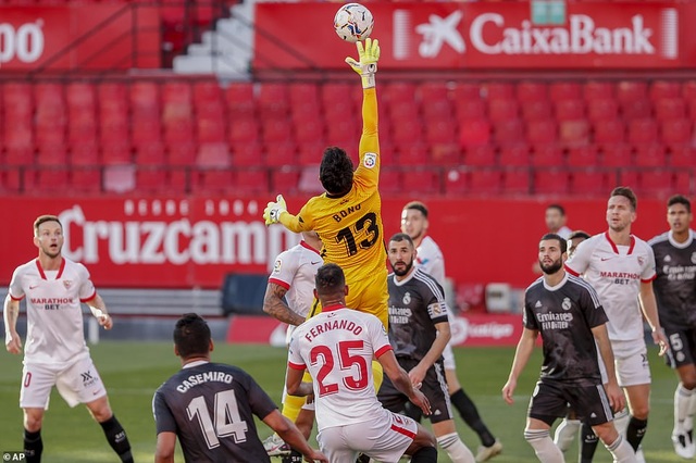 Real Madrid đánh bại Sevilla nhờ bàn phản lưới nhà - 2