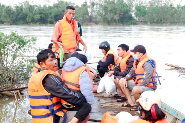 Hundreds of households living in the middle of the Thu Bon river are waiting for a bridge - 4