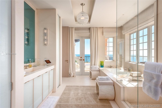 Căn penthouse xa hoa ngắm trọn view biển giá 20 triệu USD của tỷ phú Canada - 11 Căn penthouse xa hoa ngắm trọn view biển giá 20 triệu USD của tỷ phú Canada - 11