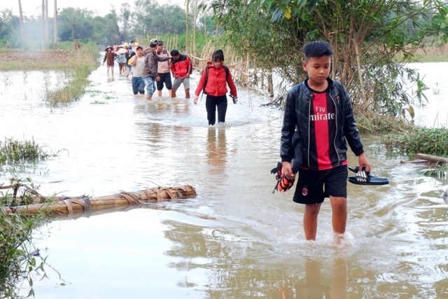 Hundreds of households living in the middle of the Thu Bon river are waiting for a bridge - 5