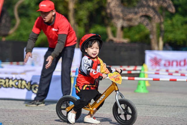 Đua xe thăng bằng siêu tốc độ cùng các tay đua nhí - 7 Đua xe thăng bằng siêu tốc độ cùng các tay đua nhí - 7
