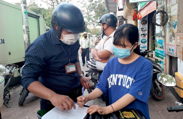 Phạt vì nhậu trên vỉa hè không đeo khẩu trang: có cần cân nhắc khi xử lý? - 2 Phạt vì nhậu trên vỉa hè không đeo khẩu trang: có cần cân nhắc khi xử lý? - 2