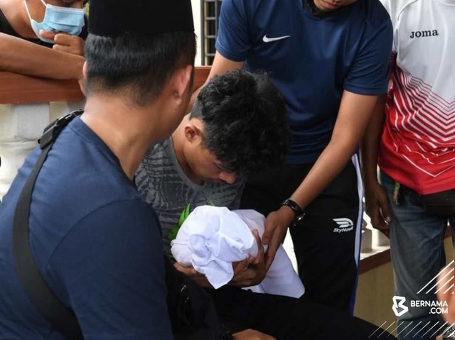 Gia đình tuyển thủ Malaysia gặp tai nạn, con trai 22 ngày tuổi tử vong - 1