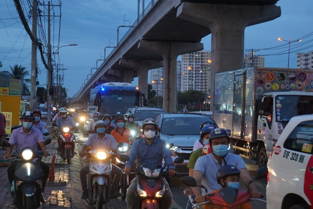 Ô tô tông nát nhiều xe máy ở cửa ngõ Sài Gòn, 3 người bị thương nặng - 3 Ô tô tông nát nhiều xe máy ở cửa ngõ Sài Gòn, 3 người bị thương nặng - 3