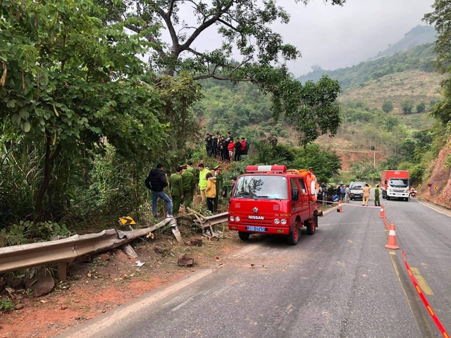 Xe tải vỡ nát dưới vực sâu 250m, 3 người thương vong - 2 Xe tải vỡ nát dưới vực sâu 250m, 3 người thương vong - 2