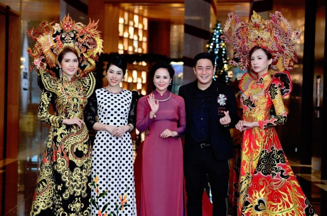 Minh Tiệp làm đạo diễn, bà xã Thùy Dương là vedette - 6 Minh Tiệp làm đạo diễn, bà xã Thùy Dương là vedette - 6