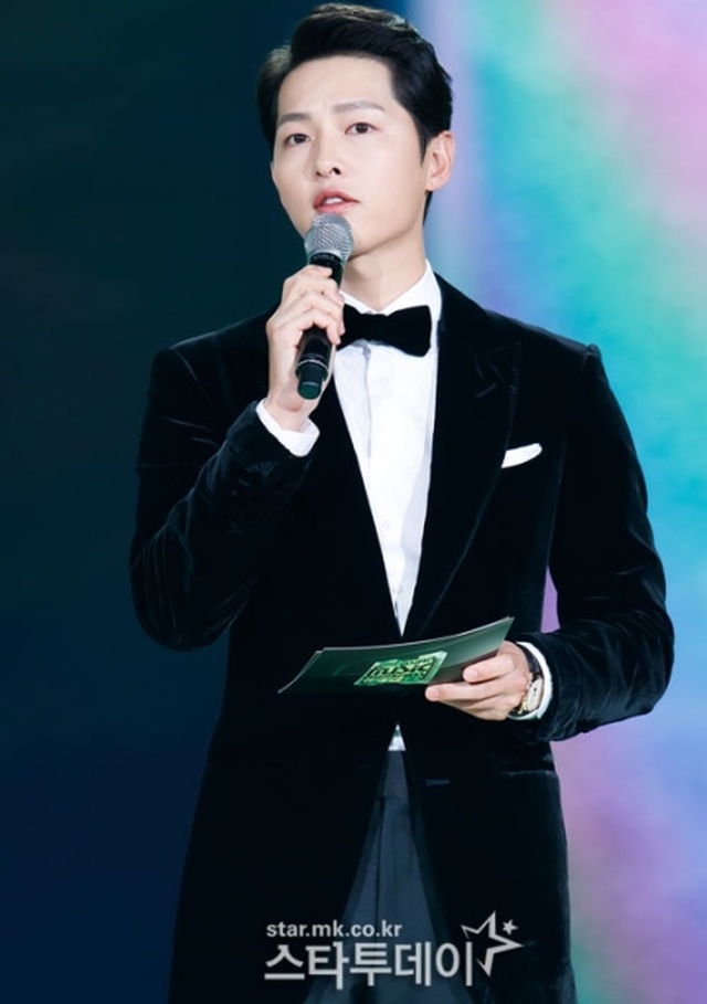 Song Joong Ki tái xuất phong độ, điển trai hơn 1 năm sau khi ly hôn - 2 Song Joong Ki tái xuất phong độ, điển trai hơn 1 năm sau khi ly hôn - 2