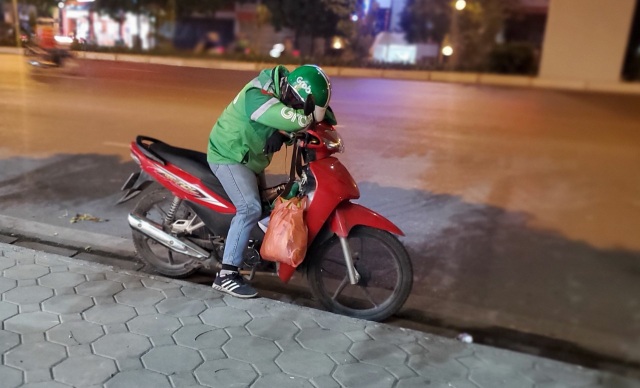 Người lao động mưu sinh trong đêm đông Hà Nội - 4 Người lao động mưu sinh trong đêm đông Hà Nội - 4