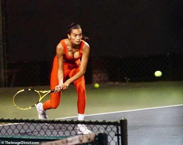 Siêu mẫu áo tắm khoe dáng gợi cảm, khỏe khoắn khi chơi tennis - 2 Siêu mẫu áo tắm khoe dáng gợi cảm, khỏe khoắn khi chơi tennis - 2