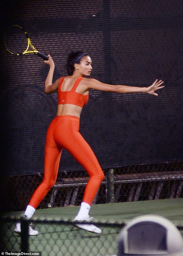 Siêu mẫu áo tắm khoe dáng gợi cảm, khỏe khoắn khi chơi tennis - 1 Siêu mẫu áo tắm khoe dáng gợi cảm, khỏe khoắn khi chơi tennis - 1