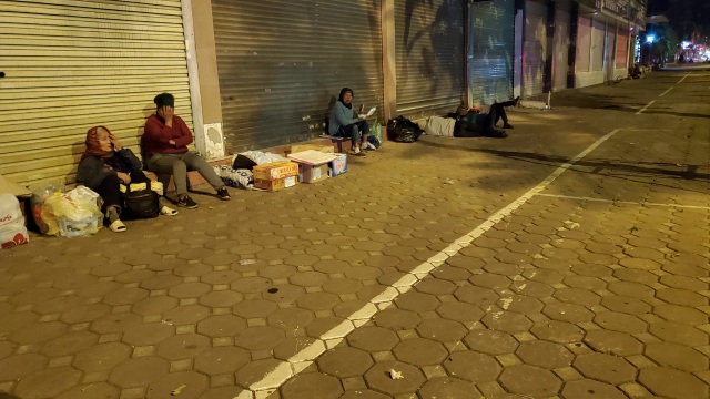 Người lao động mưu sinh trong đêm đông Hà Nội - 10 Người lao động mưu sinh trong đêm đông Hà Nội - 10