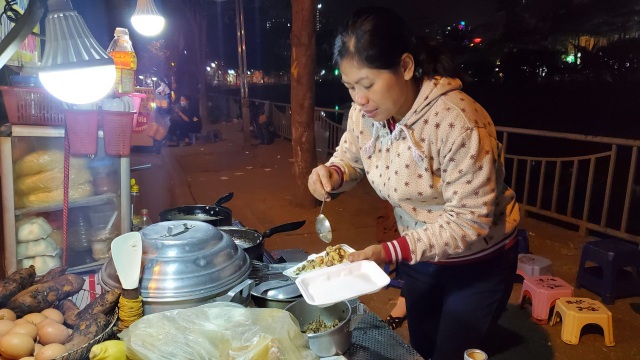 Người lao động mưu sinh trong đêm đông Hà Nội - 9 Người lao động mưu sinh trong đêm đông Hà Nội - 9