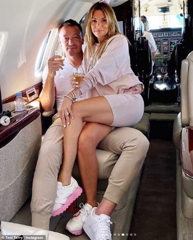 Bà xã khoe ảnh nóng bỏng mừng sinh nhật John Terry - 3 Bà xã khoe ảnh nóng bỏng mừng sinh nhật John Terry - 3
