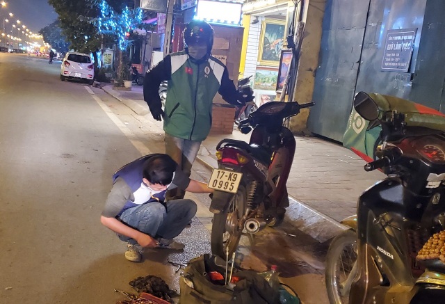 Người lao động mưu sinh trong đêm đông Hà Nội - 5 Người lao động mưu sinh trong đêm đông Hà Nội - 5
