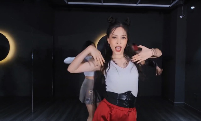 Á hậu Phương Nga cùng sinh viên cover máu lửa ca khúc nhóm Blackpink - 2 Á hậu Phương Nga cùng sinh viên cover máu lửa ca khúc nhóm Blackpink - 2