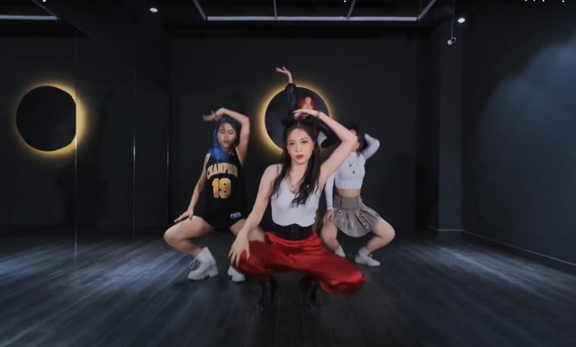 Á hậu Phương Nga cùng sinh viên cover máu lửa ca khúc nhóm Blackpink - 3 Á hậu Phương Nga cùng sinh viên cover máu lửa ca khúc nhóm Blackpink - 3