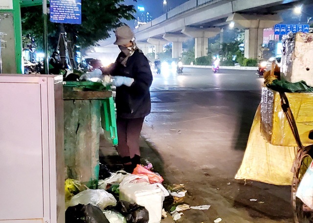 Người lao động mưu sinh trong đêm đông Hà Nội - 2 Người lao động mưu sinh trong đêm đông Hà Nội - 2