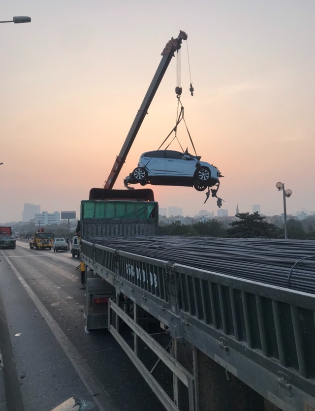 Hanoi: 5 continuous cardboard cars on Thanh Tri bridge, traffic jam over 10km - 6