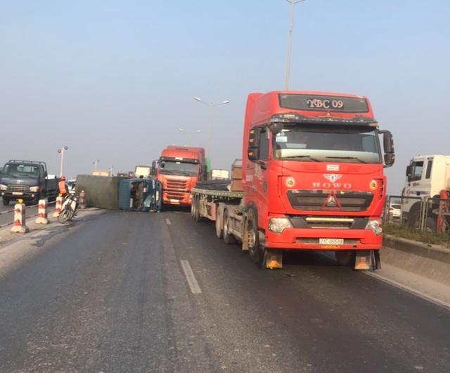 Hanoi: 5 continuous cardboard cars on Thanh Tri bridge, traffic jam over 10km - 4