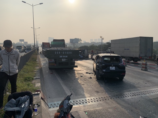 Hanoi: 5 continuous cardboard cars on Thanh Tri bridge, traffic jam more than 10km - 5