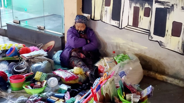 Người lao động mưu sinh trong đêm đông Hà Nội - 7 Người lao động mưu sinh trong đêm đông Hà Nội - 7