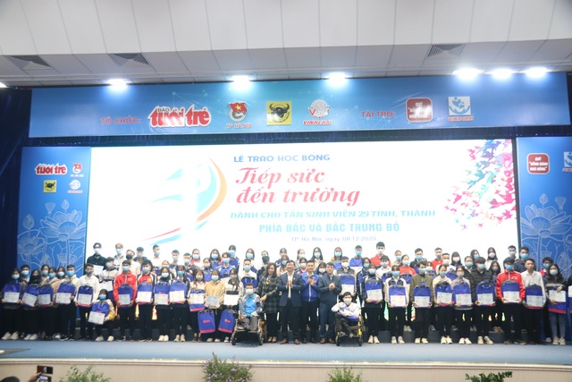 Trao 122 suất học bổng trị giá 1,2 tỉ đồng cho tân sinh viên 29 tỉnh thành - 1 Trao 122 suất học bổng trị giá 1,2 tỉ đồng cho tân sinh viên 29 tỉnh thành - 1