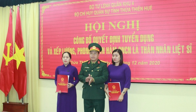 Trao quyết định tuyển dụng 2 người vợ liệt sĩ Rào Trăng 3 - 2 Trao quyết định tuyển dụng 2 người vợ liệt sĩ Rào Trăng 3 - 2