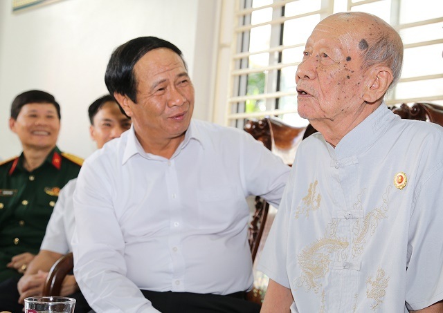 Hải Phòng: Tổ chức tặng quà mừng thọ người cao tuổi - 1 Hải Phòng: Tổ chức tặng quà mừng thọ người cao tuổi - 1