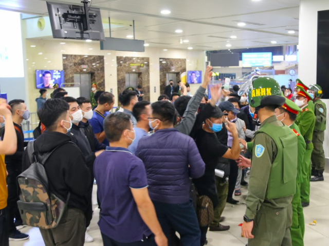 Ứng phó khẩn nguy tình huống nhóm khách gây rối, đập phá sân bay Nội Bài - 6 Ứng phó khẩn nguy tình huống nhóm khách gây rối, đập phá sân bay Nội Bài - 6