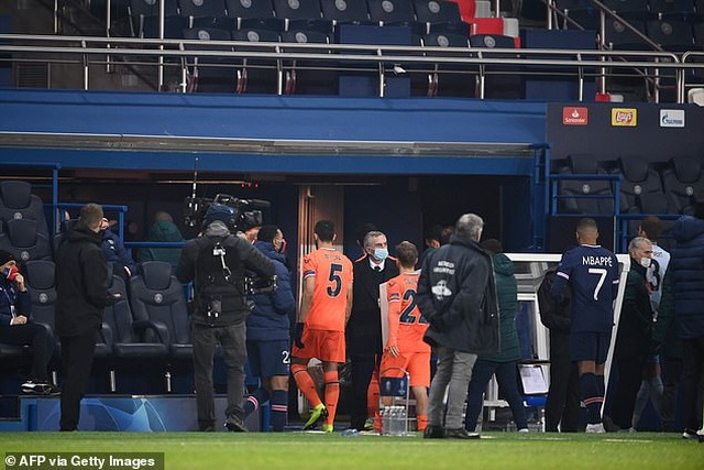 Vì sao trận PSG với Basaksehir bị hủy bỏ sau 16 phút thi đấu? - 4 Vì sao trận PSG với Basaksehir bị hủy bỏ sau 16 phút thi đấu? - 4