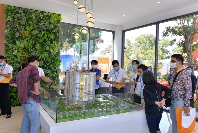 Bcons trao giấy chứng nhận quyền sở hữu và khai trương nhà mẫu - 2 Bcons trao giấy chứng nhận quyền sở hữu và khai trương nhà mẫu - 2