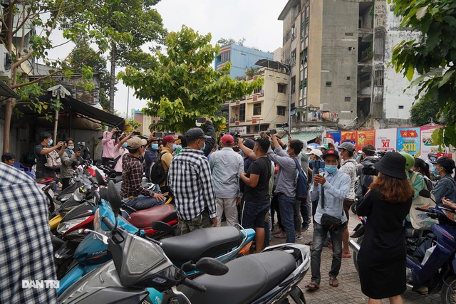 Diễn viên Công Hậu bị vây kín khi đến viếng danh hài Chí Tài - 2 Diễn viên Công Hậu bị vây kín khi đến viếng danh hài Chí Tài - 2