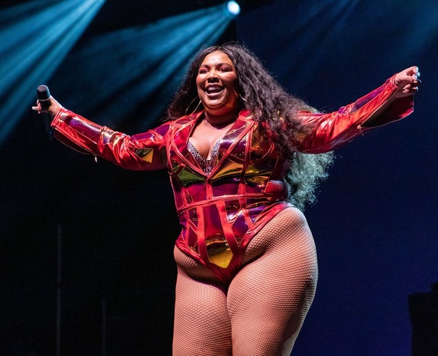 Ca sĩ giành 3 giải Grammy Lizzo thừa nhận ghét cơ thể của mình - 1 Ca sĩ giành 3 giải Grammy Lizzo thừa nhận ghét cơ thể của mình - 1