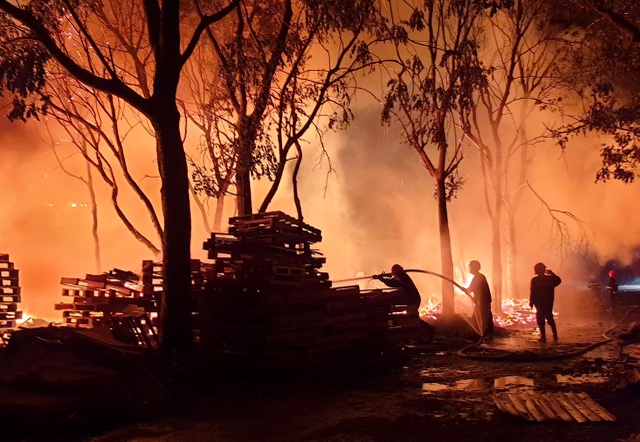 Cơ sở pallet cháy dữ dội trong đêm, gần 1.000m2 nhà xưởng đổ sập - 3