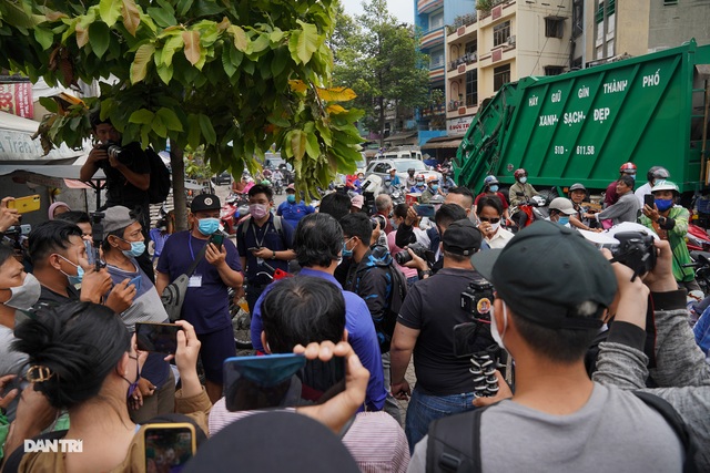 Diễn viên Công Hậu bị vây kín khi đến viếng danh hài Chí Tài - 3 Diễn viên Công Hậu bị vây kín khi đến viếng danh hài Chí Tài - 3