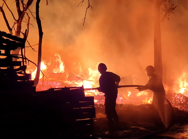 Cơ sở pallet cháy dữ dội trong đêm, gần 1.000m2 nhà xưởng đổ sập - 4