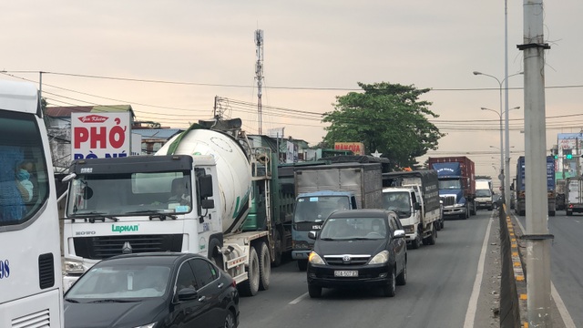 Xe tải bị 2 xe container vò nát trên quốc lộ - 3 Xe tải bị 2 xe container vò nát trên quốc lộ - 3
